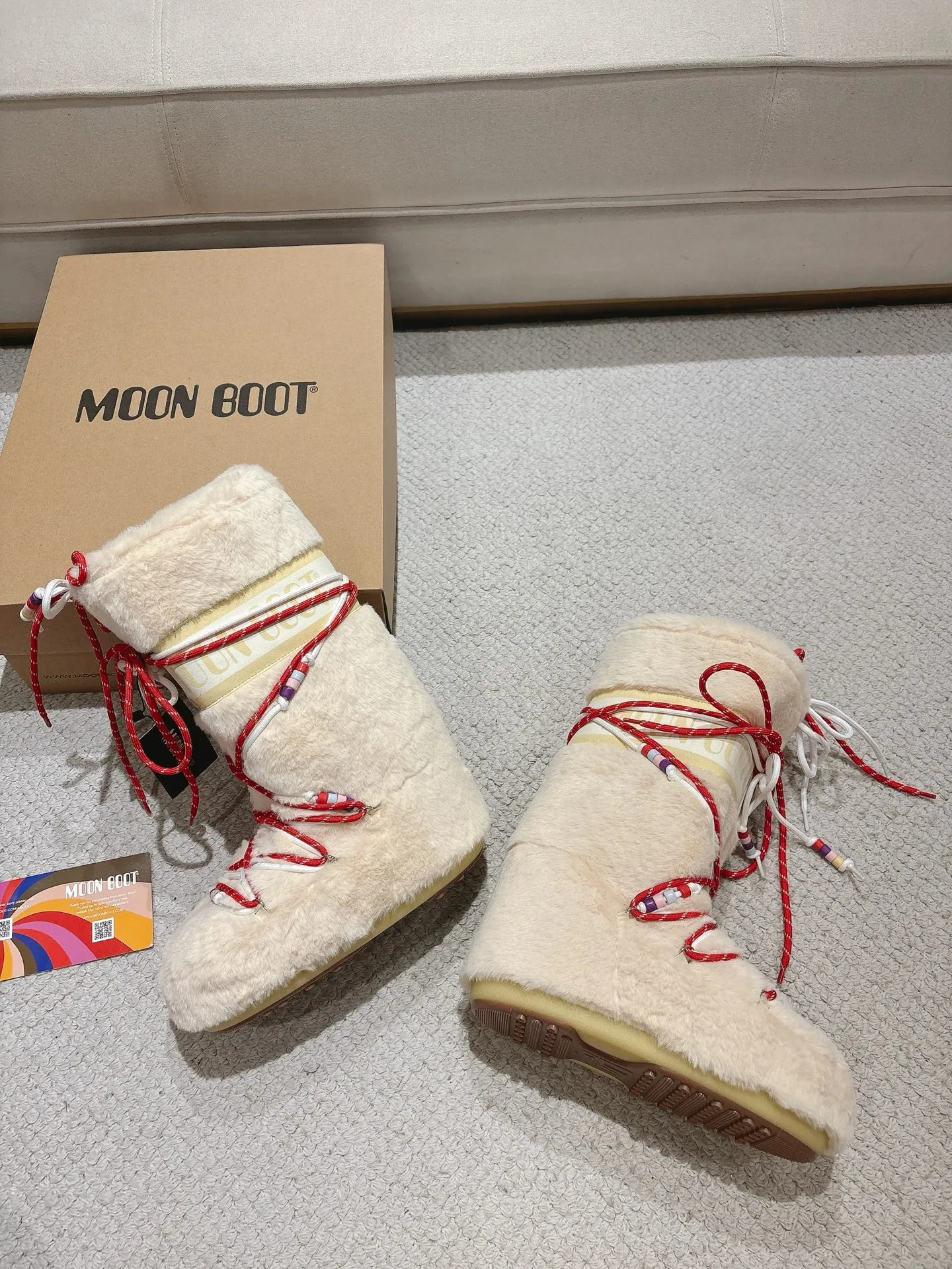 p680 [Exclusive top quality | New upgraded version] ✨A must-buy in winter 2025! Moon Boot moon snow boots - the ultimate warm weapon for fashionistas ❄️ Forget UGG! This winter🔥The "ugly Big Mac" that dominates the streets is here~ 👢The same Y2K retro style from Paris Hilton and Beckham is back! 4cm taller inside ✨ Invisible leg lift · Extremely slimming 👌 Fluffy and soft but not bloated, instantly show off your sense of style when put on your feet 🦋 The same style for both men and women | Can be worn by both men and women | Regardless of left or right foot!  ❄️Maximum thermal insulation power｜No pressure for fun in the snow 💫Trendy style code｜Easily achieve the Millennial hot girl style Say goodbye to ordinary snow boots ~ This winter you need to be warm and rusty! 🌟 #MoonBoot snow boots #winter hot style #瞞小similar style #millennium style wear ❶Fabric: original custom/cowhide/woven wool/high mercerized waterproof cloth ❷Inner: original 100% silk cotton liner ❸Feet: original 100% silk cotton liner ❹Outsole: original molded two-color non-slip outsole ❺Sole thickness: 4cm (including inner**) ❻Number of codes: 35-40 (41. Customized) ❼Packaging: Original full set of packaging ☀Color: Official website updated simultaneously